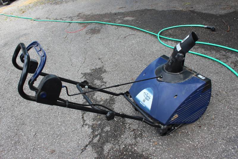 lot 1668 image: Snow Joe Ultra Electric Snowblower