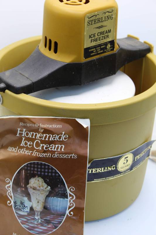 lot 1942 image: Vintage 5Qt Ice Cream Maker