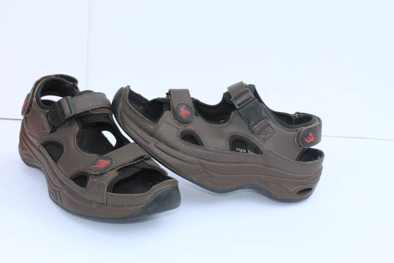 lot 1725 image: Mens Chung Shi Sandal Sz 8.5