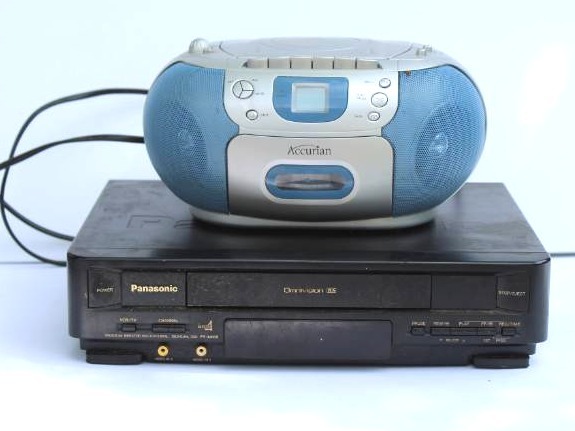 lot 1735 image: CDCassetteRadio & VHS Player