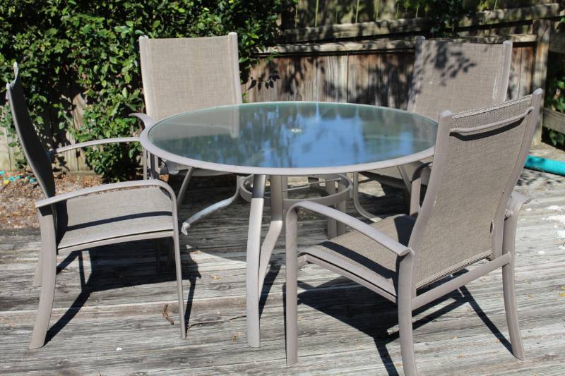 lot 1742 image: Outdoor Round Patio Table and Chairs