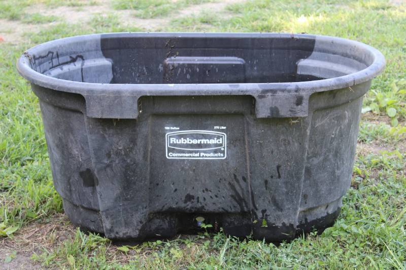lot 1746 image: Rubbermaid 100 Gallon Trough
