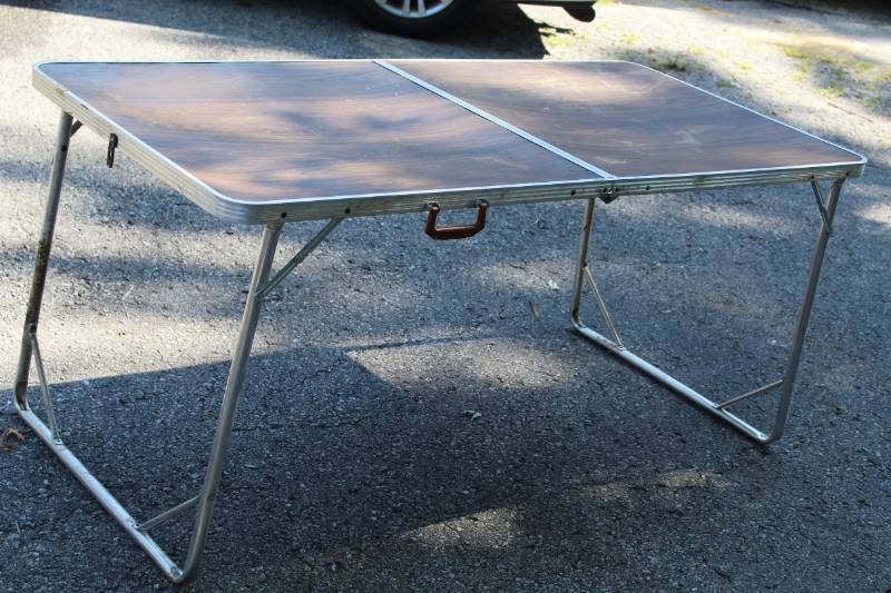 lot 1748 image: Folding Table