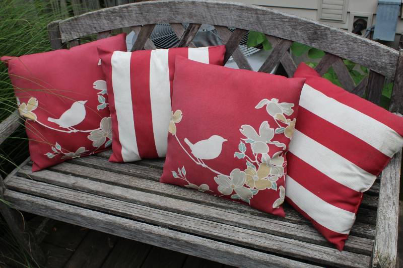 lot 1676 image: Decorative Outdoor Throw Pillows