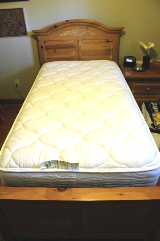 lot 1659 image: Twin Bed Solid Wood