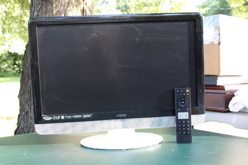 lot 1825 image: Visio 24 HDTV with 2 Remotes