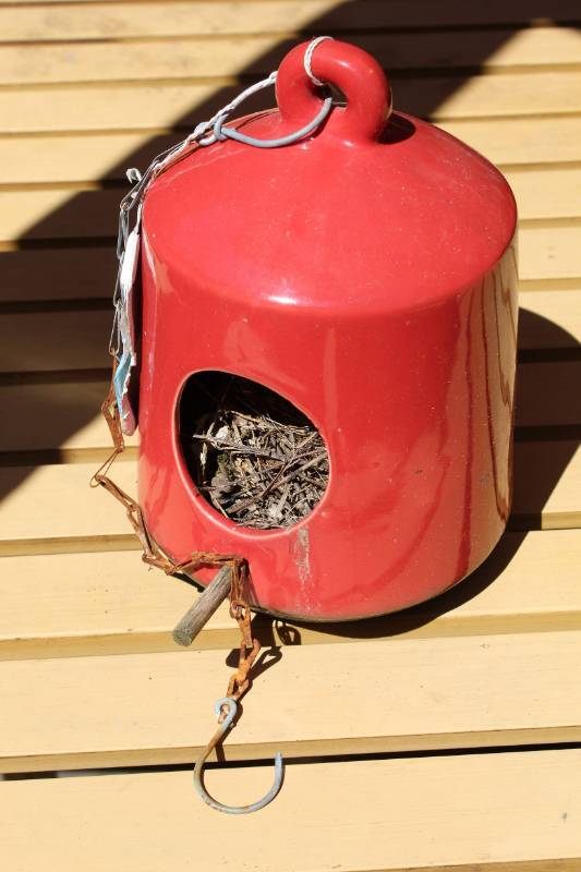 lot 1789 image: Red ceramic bird house and wire basket