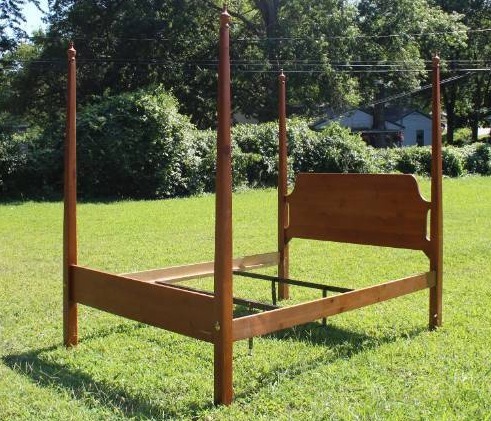 lot 1661 image: 4 Poster Queen Bed