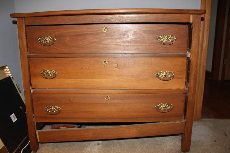 lot 1662 image: Antique dresser