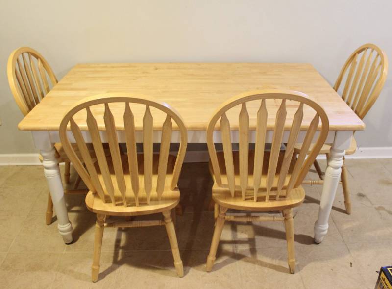 lot 1666 image: Kitchen table and 4 chairs