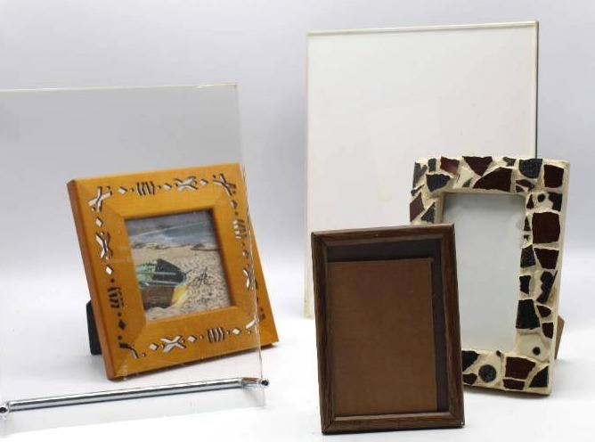 lot 1695 image: 5 Picture Frames