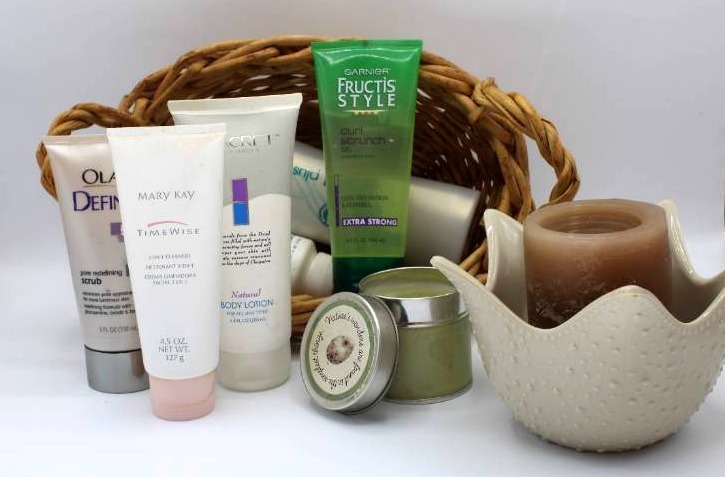 lot 1691 image: Basket with personal productscandles and Bowl