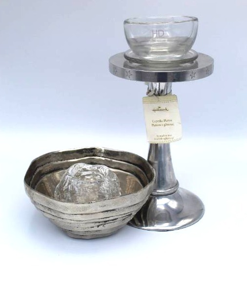 lot 1708 image: Kosta Boda Crystal, Henry Dean Artisan Work and Hallmark Cupcake Platter Stand