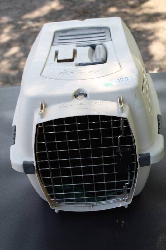 lot 1838 image: Petcrate Travel Carrier