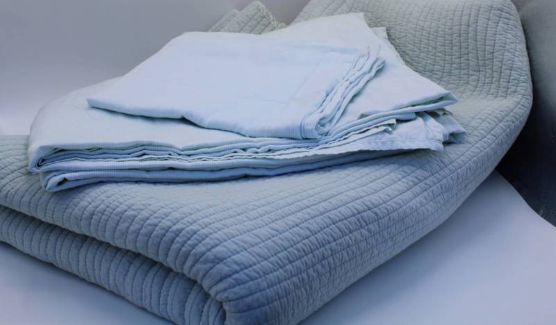lot 1836 image: Twin Quilt set
