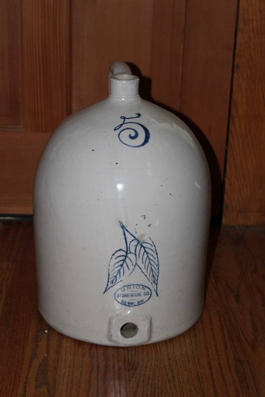 lot 1805 image: Union Stoneware Company Crock