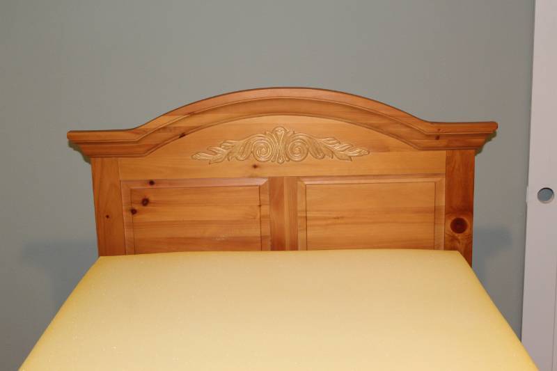 lot 1660 image: Twin Bed Solid Wood