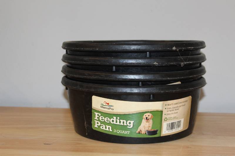 lot 1878 image: (4) 3 Qt Heavy Duty Feeding Bowls for Pets