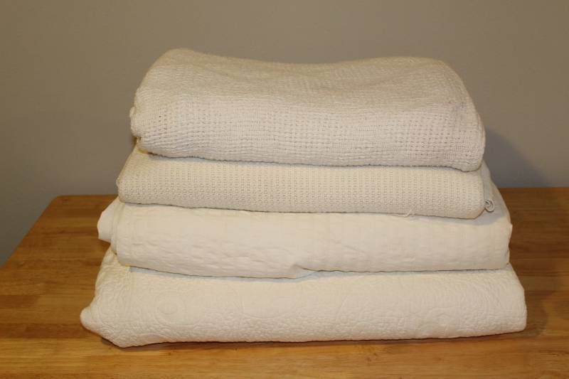 lot 1903 image: Ikea White Duvet Cover, 100% Cotton Quilted Bedspread, 2 white blankets.