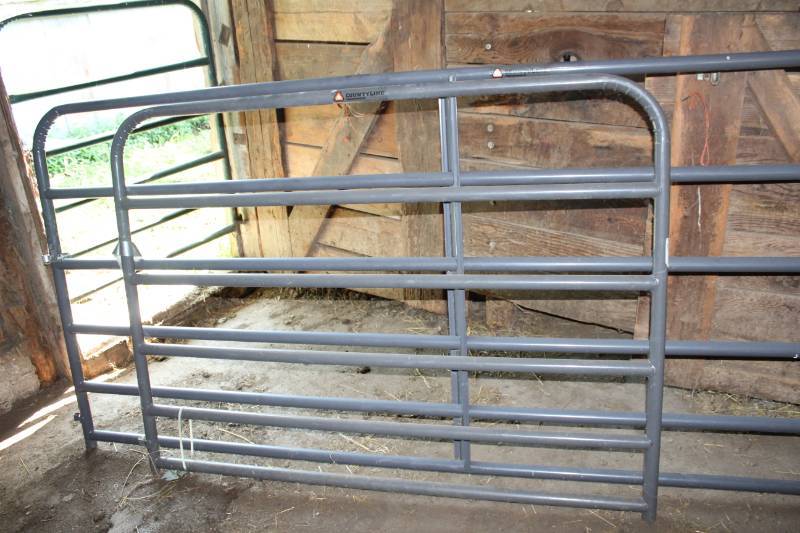 lot 1906 image: Countyline Tractor Supply Gates (2)