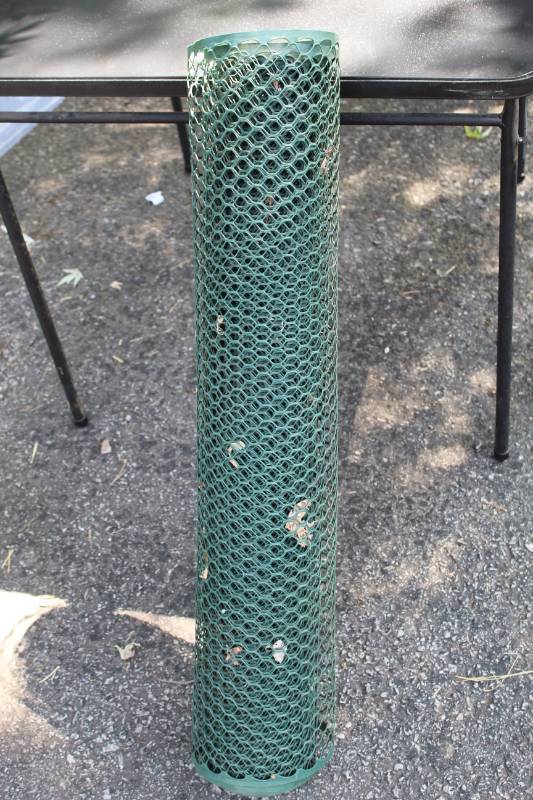 lot 1895 image: Plastic Poultry Hex Garden Fencing