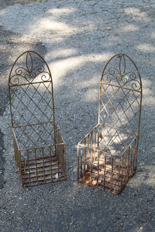 lot 1897 image: Outdoor Garden Metal Hanging Baskets