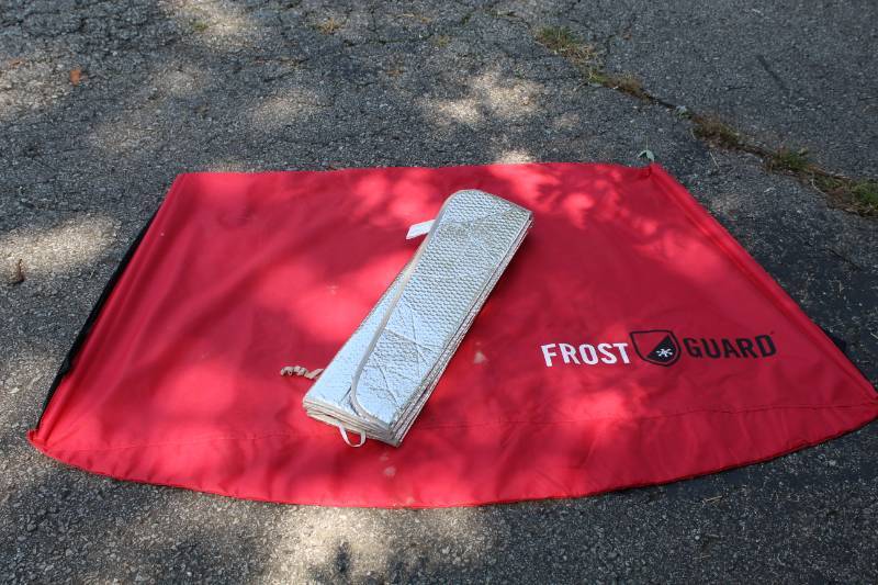 lot 1899 image: Frostguard Windshield protector and Sun protector