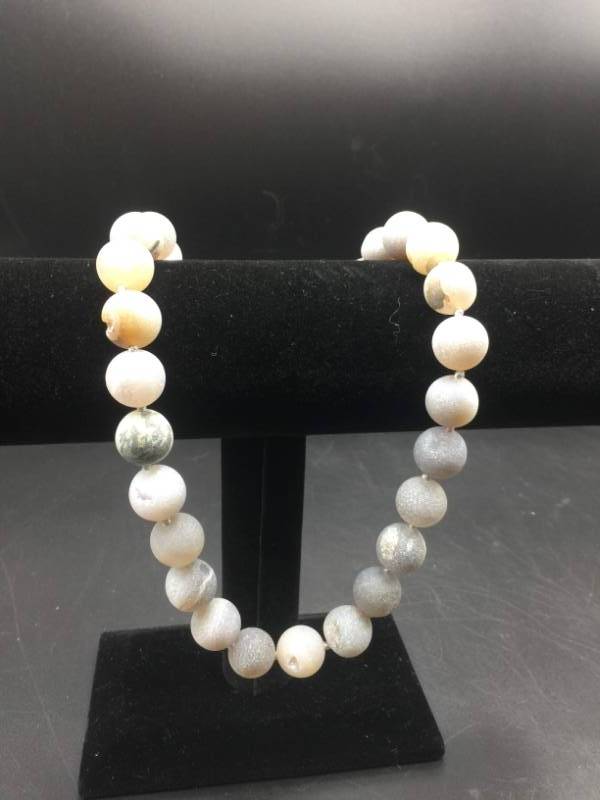 lot 1829 image: Appears to be White howlite beads or halian onyx Necklace