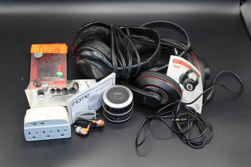lot 1798 image: Headphones, Earbuds and more