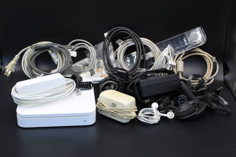lot 1800 image: Miscellaneous Cords, Cables and Electronics