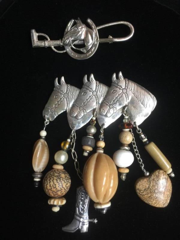 lot 1935 image: 2 Horse Pins