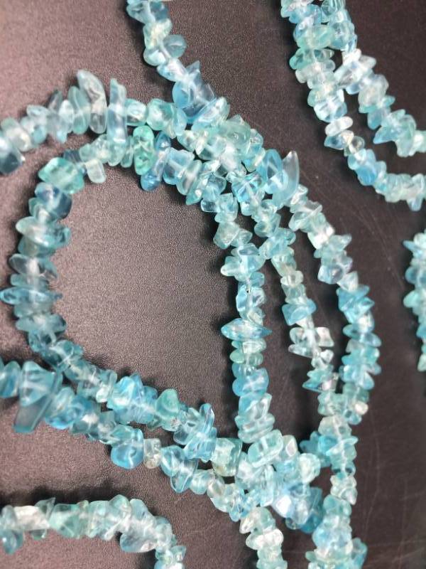 lot 1826 image: Aquamarine stone necklace