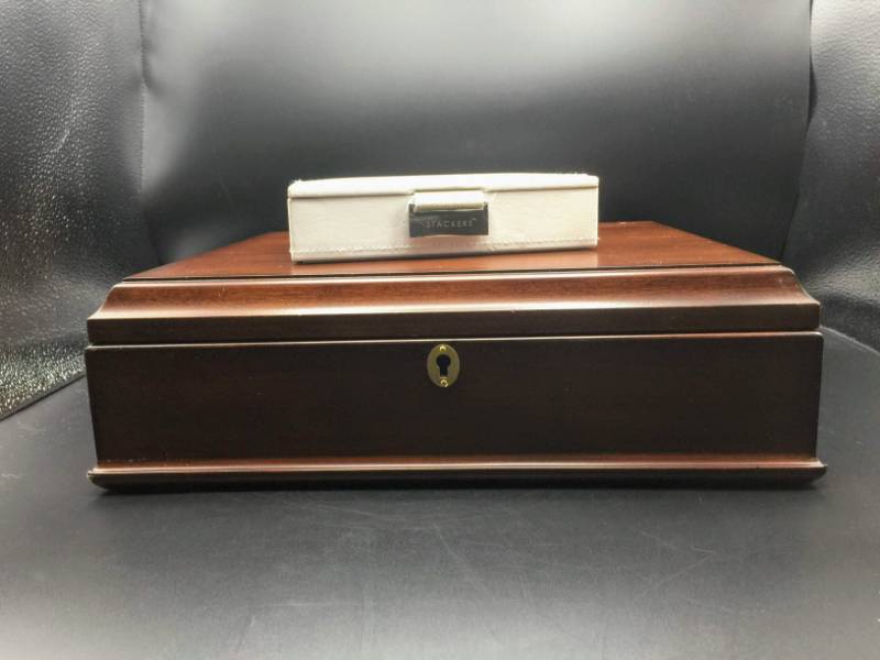 lot 1869 image: Bombay Co. Wooden Memory Keepsake Storage Chest