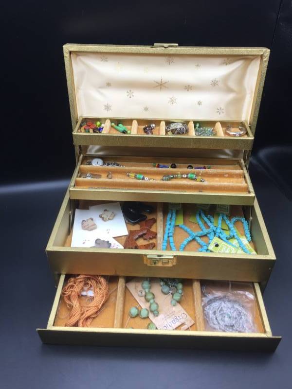 lot 1940 image: Vintage Golden Jewelry Chest