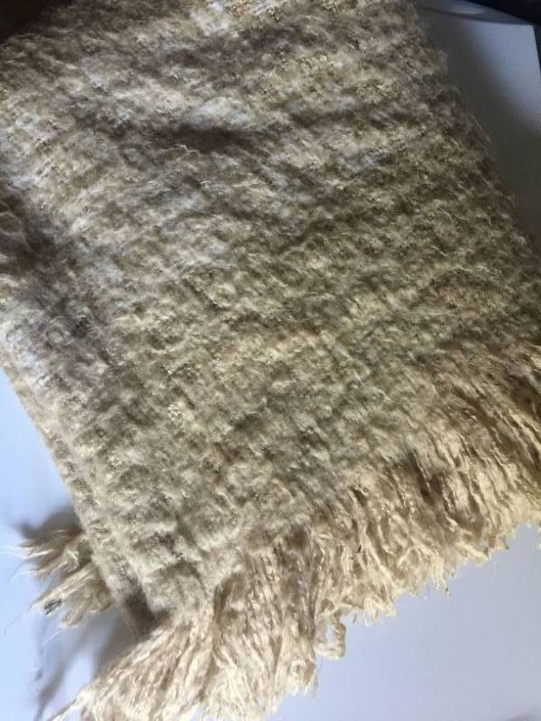 lot 1885 image: Soft Throw Blankets