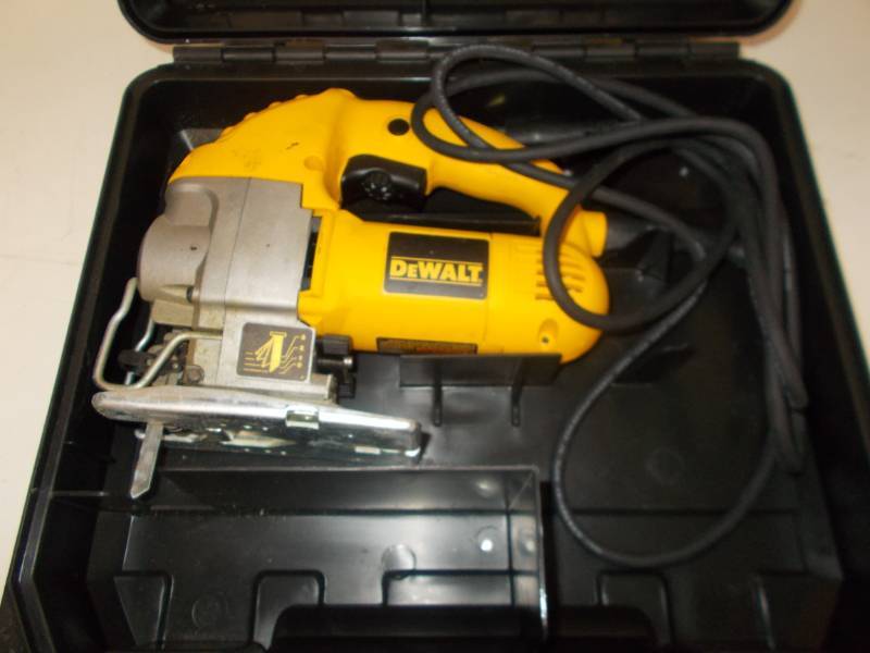 lot 4153 image: DEWALT DW317 Variable-Speed Orbital Jigsaw