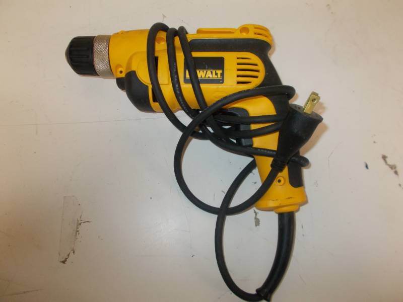 lot 4156 image: DEWALT 8-Amp 38-in Keyless Corded Drill