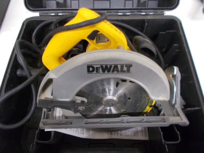 lot 4163 image: DEWALT DW368 Heavy Duty 7-14-Inch Lightweight Circular Saw