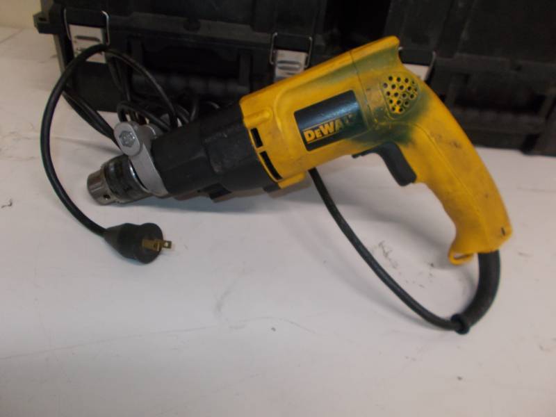 lot 4168 image: DEWALT DW505 12-Inch 7.8-Amp Variable-Speed Reversing Dual Range Hammerdrill