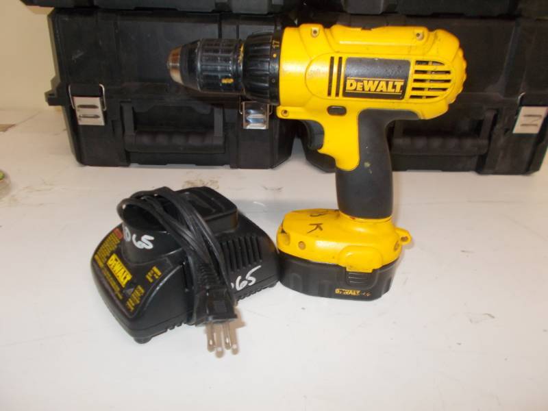 lot 4166 image: Dewalt DC728 14.4v 12 Inch Cordless DrillDriver
