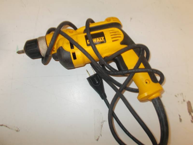 lot 4178 image: DEWALT 8-Amp 38-in Keyless Corded Drill