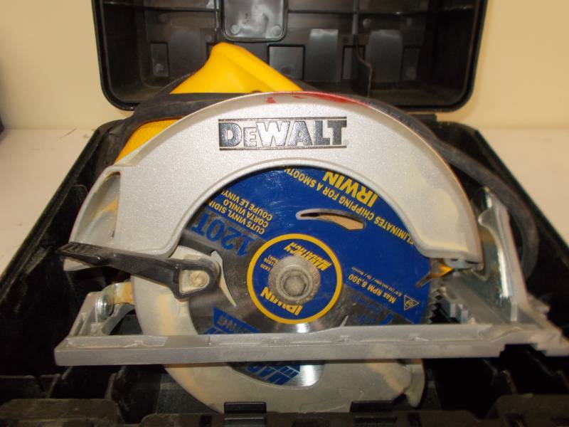 lot 4195 image: DEWALT DW368 Heavy Duty 7-14-Inch Lightweight Circular Saw