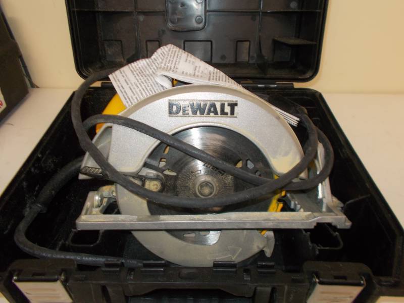 lot 4201 image: DEWALT DW368 Heavy Duty 7-14-Inch Lightweight Circular Saw