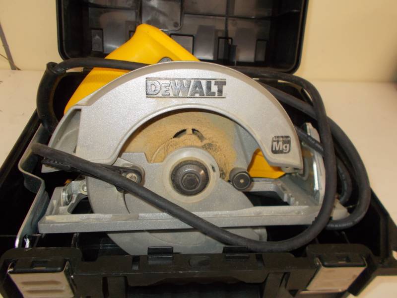 lot 4186 image: DEWALT DW368 Heavy Duty 7-14-Inch Lightweight Circular Saw