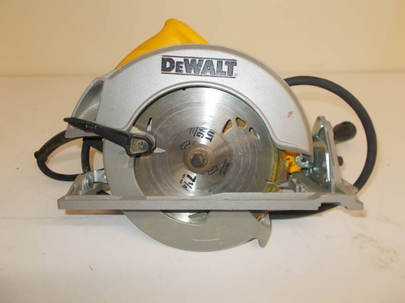 lot 4198 image: DEWALT DW368 Heavy Duty 7-14-Inch Lightweight Circular Saw