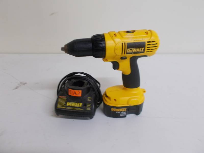 lot 4192 image: Dewalt DC728 14.4v 12 Inch Cordless DrillDriver
