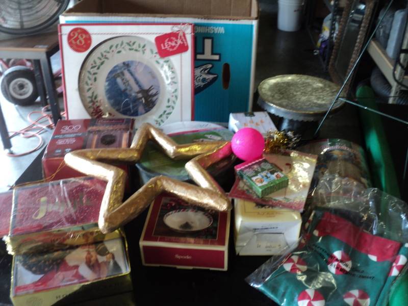lot 9712 image: Mixed lot Christmas decorations, cards, lights and more Over 15 pieces