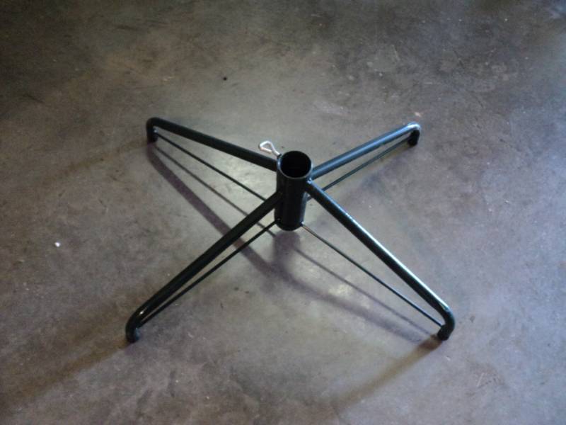 lot 9713 image: Metal tree stand, collapsible for easy storage