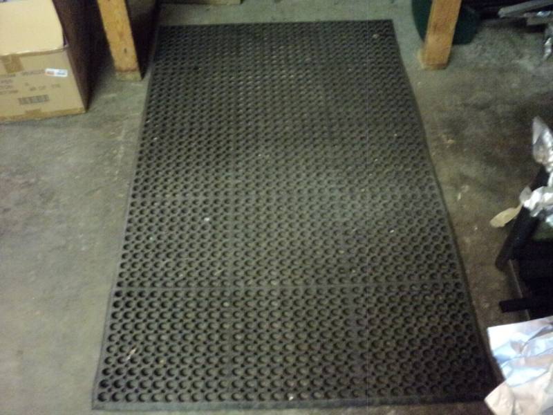 lot 9727 image: Anti-Fatigue Floor mat, 3 x 5, used