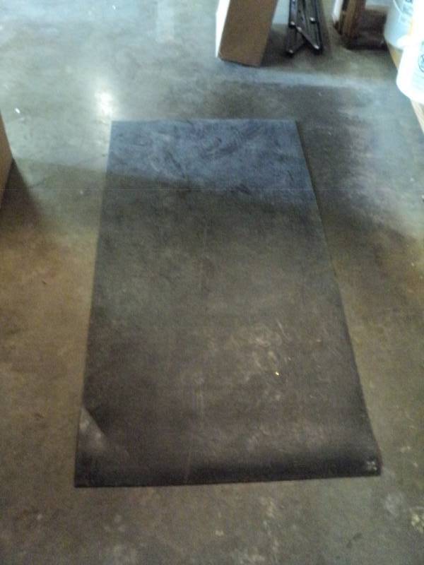 lot 9728 image: Anti-Static Floor Mat 2 x 4, Green Black, used, damage pictured